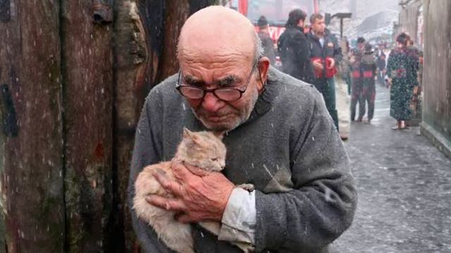 Viejito de 83 años perdió su casa, pero solo le importaba una cosa: que su gato estuviera vivo